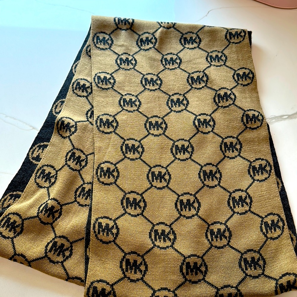 MICHAEL KORS Infinity Scarf - beige with charcoal logo